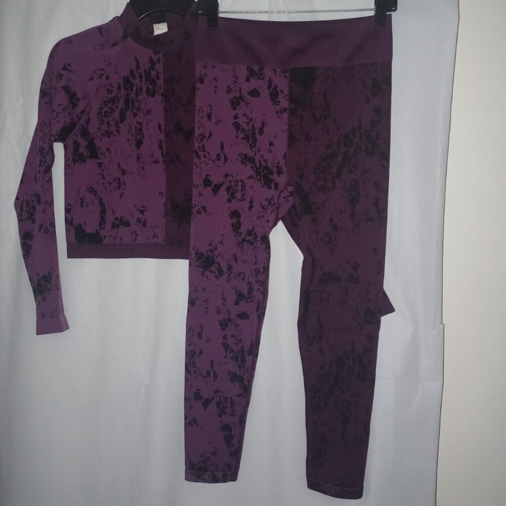FABLETICS COURTNEY SEAMLESS LONG SLEEVE TOP & HIGH WAISTED SEAMLESS LEGGING SET - Picture 7 of 14